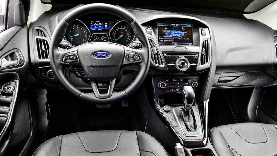 Sem plástico duro: painel é emborrachado em toda sua extensão e é agradável ao toque | <a href="https://gutenberg.quatrorodas.abril.com.br/carros/impressoes/ford-focus-fastback-889520.shtml" rel="migration">Leia mais</a>