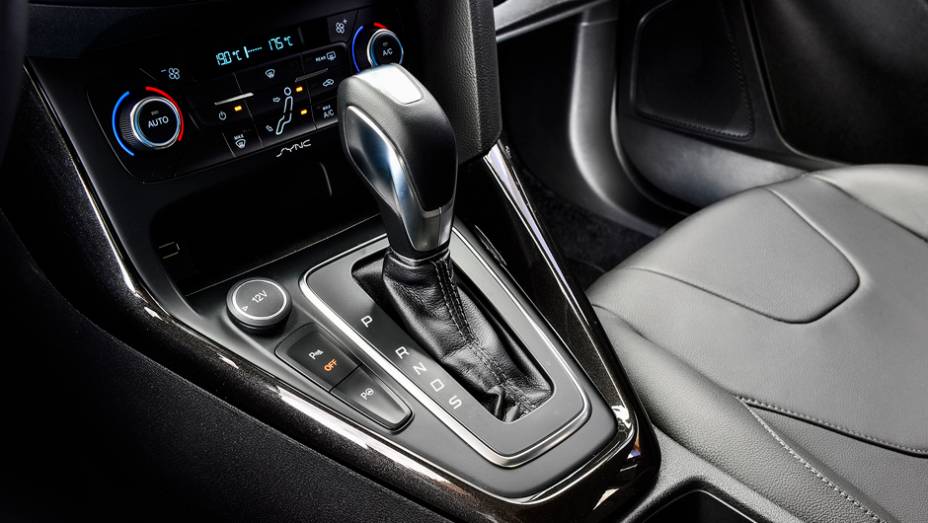 C&acirc;mbio automatizado de dupla embreagem tem trocas r&aacute;pidas e suaves; a partir da vers&atilde;o Titanium, motorista pode trocar marchas no volante | <a href="https://gutenberg.quatrorodas.abril.com.br/carros/impressoes/ford-focus-fastback-889520.shtml" rel="migration">Leia mais</a>