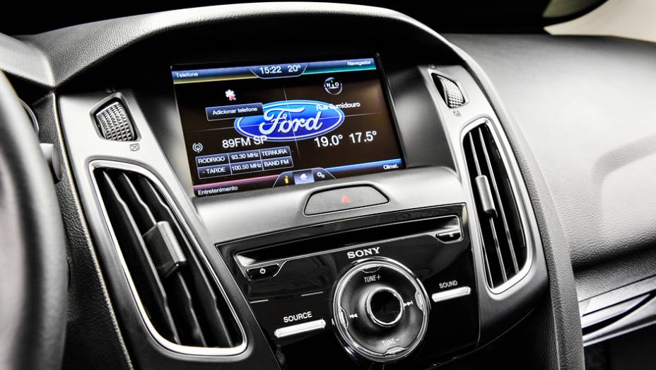 ... Além de tela sensível ao toque de 8 polegadas com GPS e sistema de som da Sony com 9 alto-falantes | <a href="https://gutenberg.quatrorodas.abril.com.br/carros/impressoes/ford-focus-fastback-889520.shtml" rel="migration">Leia mais</a>