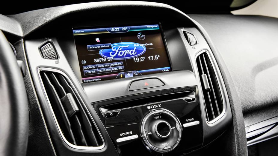 ... Al&eacute;m de tela sens&iacute;vel ao toque de 8 polegadas com GPS e sistema de som da Sony com 9 alto-falantes | <a href="https://gutenberg.quatrorodas.abril.com.br/carros/impressoes/ford-focus-fastback-889520.shtml" rel="migration">Leia mais</a>