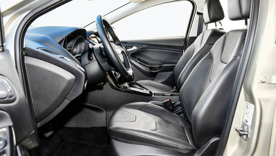 Regulagem el&eacute;trica do banco do motorista &eacute; exclusiva da vers&atilde;o Titanium Plus | <a href="https://gutenberg.quatrorodas.abril.com.br/carros/impressoes/ford-focus-fastback-889520.shtml" rel="migration">Leia mais</a>