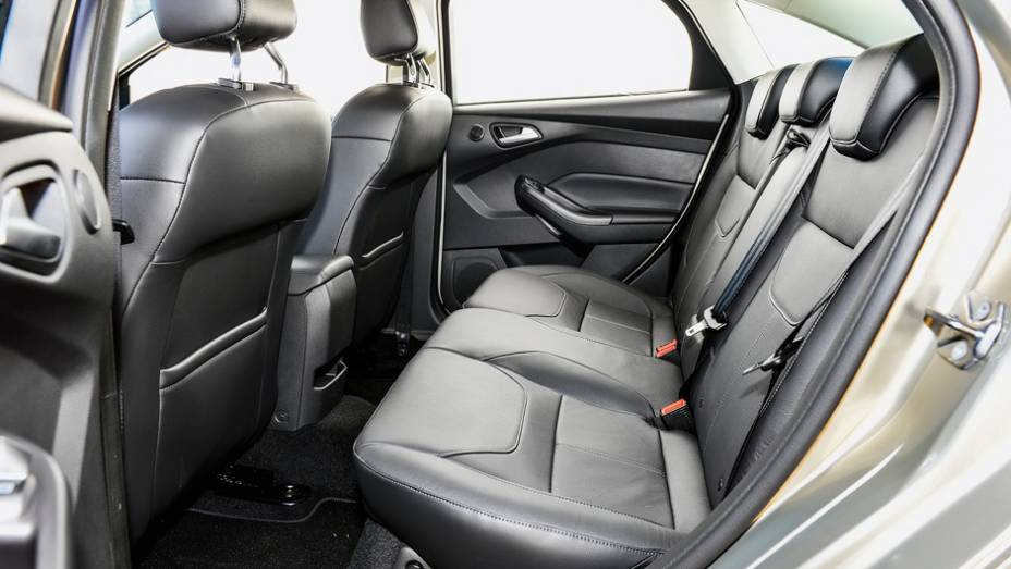 Quem tem mais de 1,80 metro n&atilde;o fica muito confort&aacute;vel: espa&ccedil;o no banco traseiro n&atilde;o &eacute; dos mais generosos | <a href="https://gutenberg.quatrorodas.abril.com.br/carros/impressoes/ford-focus-fastback-889520.shtml" rel="migration">Leia mais</a>
