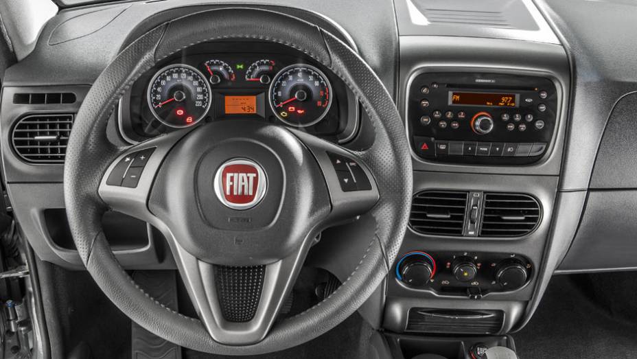 O painel também foi discretamente redesnehado, com direito a novas saídas de ar-condicionado e volante com comandos de som nas versões mais caras | <a href="https://gutenberg.quatrorodas.abril.com.br/carros/lancamentos/fiat-palio-weekend-siena-strada-2013-688581.shtm" rel="migration"></a>