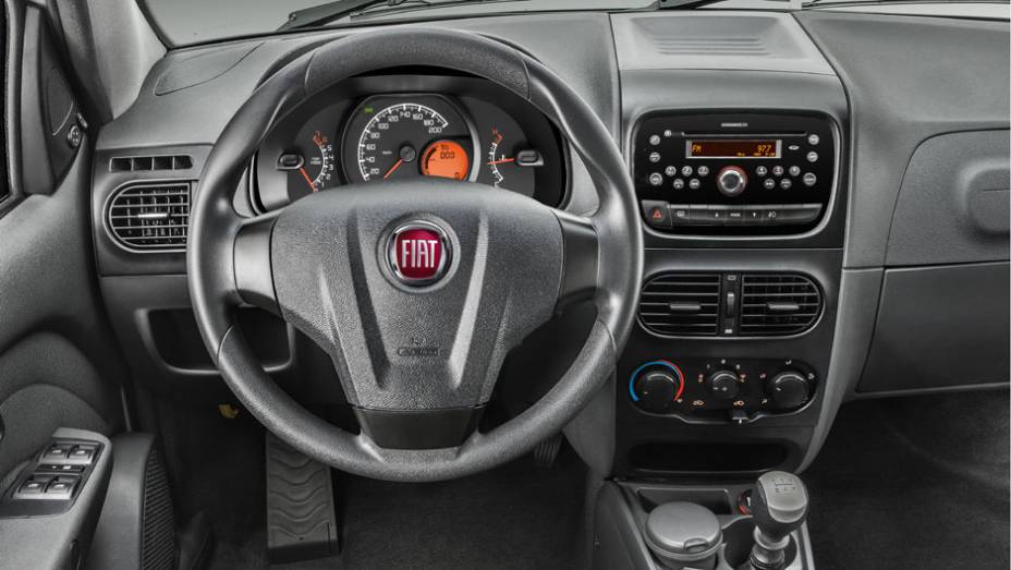 O volante diferenciado e o acabamento mais simples caracterizam as versões de entrada | <a href="https://gutenberg.quatrorodas.abril.com.br/carros/lancamentos/fiat-palio-weekend-siena-strada-2013-688581.shtml" rel="migration">Leia mais</a>