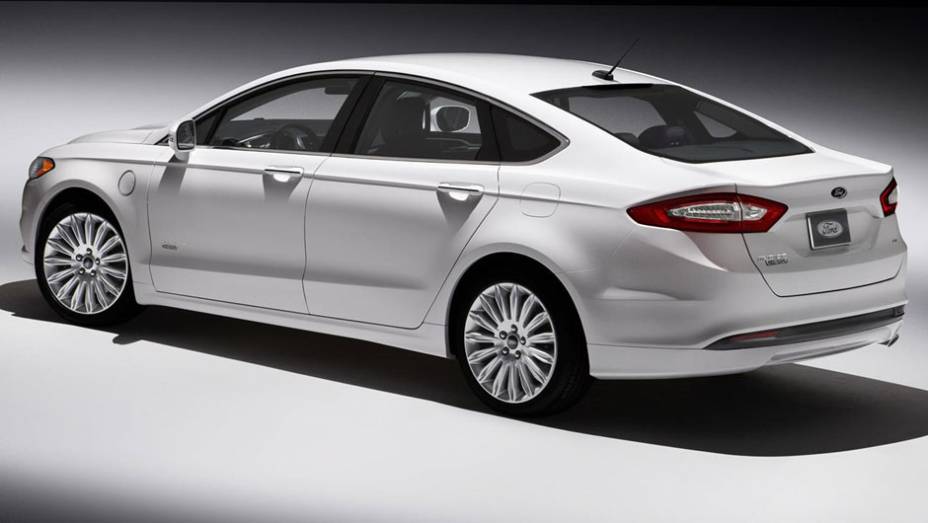 Na traseira, o visual &eacute; um pouco mais discreto | <a href="https://gutenberg.quatrorodas.abril.com.br/salao-do-automovel/2012/carros/fusion-706006.shtml" rel="migration">Leia mais</a>