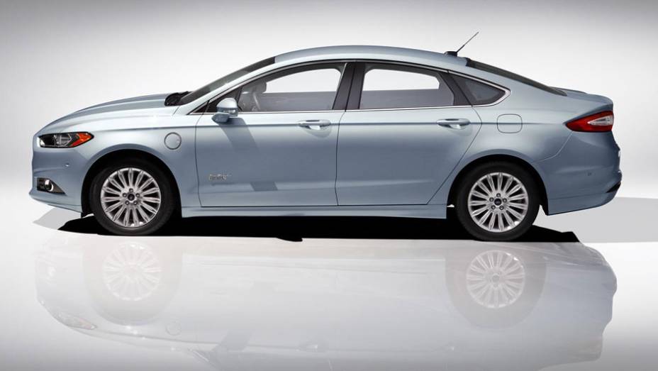 A Ford garante que o Energi faz mais de 40 quil&ocirc;metros com um litro de combust&iacute;vel | <a href="https://gutenberg.quatrorodas.abril.com.br/salao-do-automovel/2012/carros/fusion-706006.shtml" rel="migration">Leia mais</a>