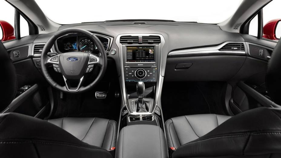 O interior também foi totalmente renovado | <a href="https://gutenberg.quatrorodas.abril.com.br/salao-do-automovel/2012/carros/fusion-706006.shtml" rel="migration">Leia mais</a>