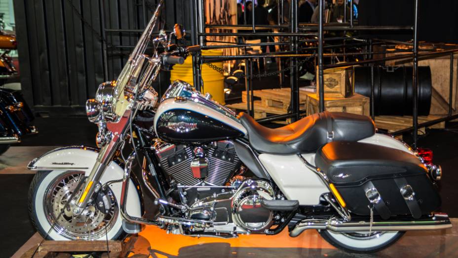 Estande da Harley-Davidson no Salão Duas Rodas 2013 - Nova Road King Classic| <a href="https://gutenberg.quatrorodas.abril.com.br/moto/noticias/harley-davidson-tres-novidades-ao-salao-duas-rodas-756391.shtml" rel="migration">Leia mais</a>