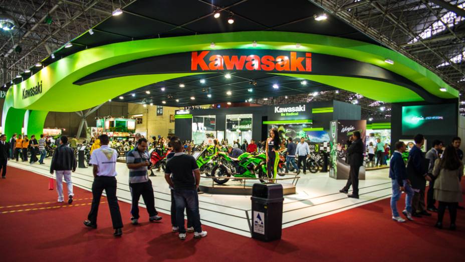 Estande da Kawasaki no Salão Duas Rodas 2013 | <a href="https://gutenberg.quatrorodas.abril.com.br/moto/noticias/kawasaki-lanca-ninja-1000-tourer-abs-salao-duas-rodas-756465.shtml" rel="migration">Leia mais</a>