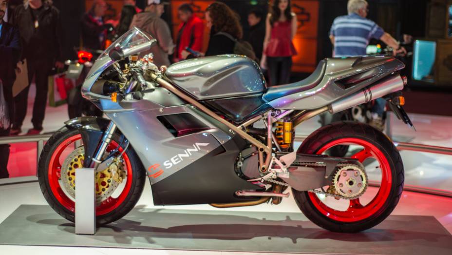 Ducati 916 Senna no Salão Duas Rodas 2013 | <a href="https://gutenberg.quatrorodas.abril.com.br/moto/noticias/ducati-revela-1199-panigale-s-senna-salao-duas-rodas-756467.shtml" rel="migration">Leia mais</a>