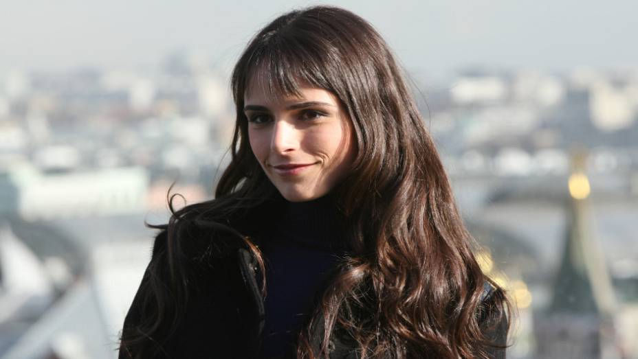 Jordana Brewster: filha de mãe brasileira, ela viveu quatro anos por aqui e fala português; interpreta Mia, irmã de Dom, nos filmes 1, 4, 5, 6 e 7 | <a href="https://gutenberg.quatrorodas.abril.com.br/galerias/especiais/carros-velozes-furiosos-7-852417.shtml" target="_blank" rel="migration"></a>