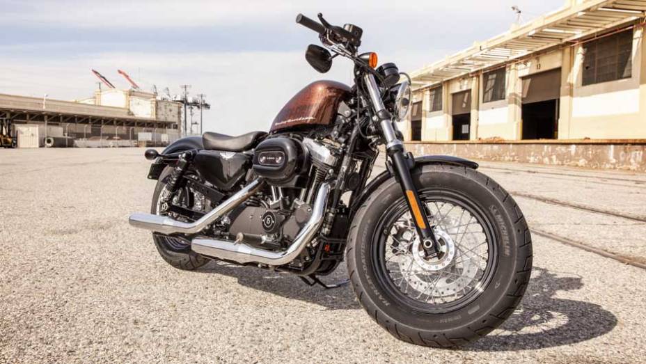 Visual moderno inclui tanque de combustível Peanut | <a href="https://gutenberg.quatrorodas.abril.com.br/moto/noticias/harley-davidson-tres-novidades-ao-salao-duas-rodas-756391.shtml" rel="migration">Leia mais</a>