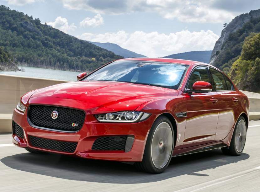 <strong>Jaguar XE –</strong> O menor sedã da Jaguar <a href="https://gutenberg.quatrorodas.abril.com.br/materia/jaguar-xe-desembarca-brasil-r-169-900-896966/" rel="desembarcou oficialmente no Brasil" target="_blank">desembarcou oficialmente no Brasil</a> para brigar com BMW Série 3, Mercedes Classe C e Audi A4. O XE  tem versões 2.0 turbo de 240 cv e V6 3.0 de 340 cv. 