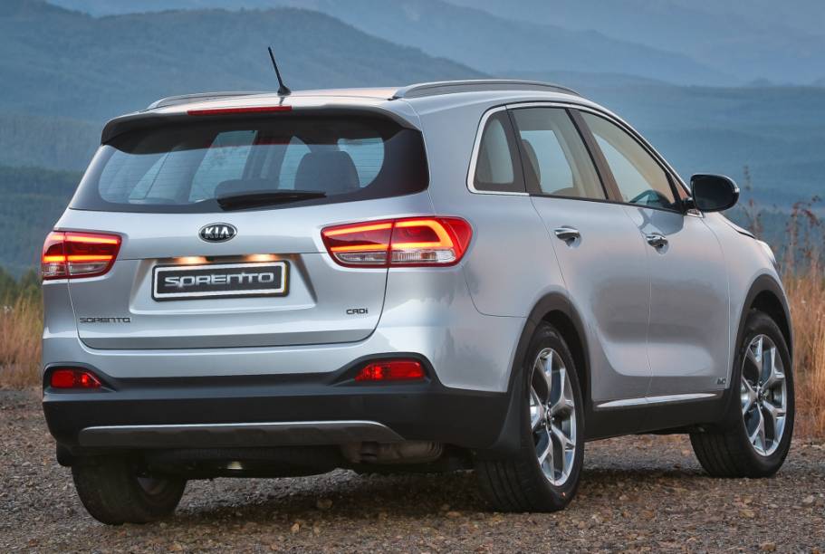 <strong>Kia Sorento</strong> – A nova geração do utilitário s<a href="https://gutenberg.quatrorodas.abril.com.br/materia/kia-traz-terceira-geracao-sorento-grand-carnival-ao-brasil-909760" rel="chegou ao país em versão única" target="_blank">chegou ao país em versão única</a>, exclusivamente com tração 4x2 e motor V6 3.3 de 270 cv. Ficou maior, mais moderno e mais caro em relação ao anterior.