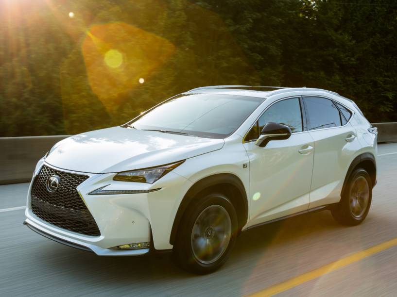 <strong>Lexus NX</strong> – Concorrente direto do “queridinho” Range Rover Evoque, <a href="https://gutenberg.quatrorodas.abril.com.br/materia/lexus-lanca-nx-200t-brasil-846698" rel="o NX tem design ousado" target="_blank">o NX tem design ousado</a>. Foi lançado no Brasil em duas versões diferentes, sempre equipadas com motor 2.0 turbo de 238 cv. 