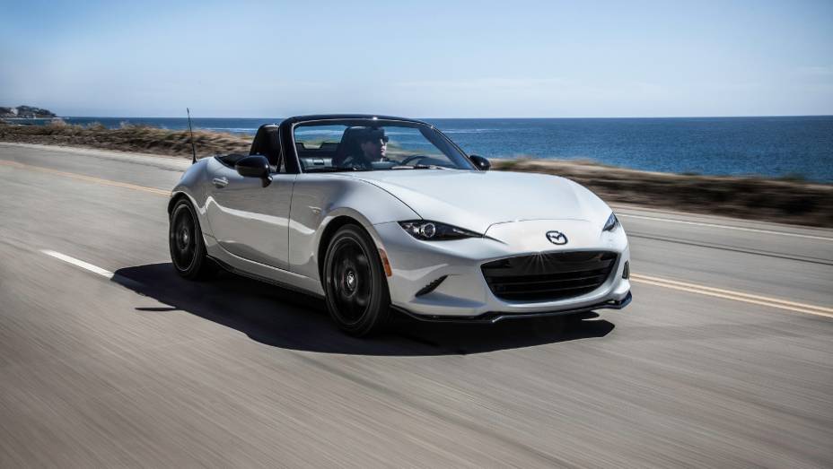 Roadster oferece deslizamento de diferencial limitado e transmissão SKYACTIV-MT manual de seis velocidades | <a href="https://gutenberg.quatrorodas.abril.com.br/noticias/saloes/new-york-2015/mazda-divulga-novo-mx-5-miata-club-852338.shtml" rel="migration">Leia mais</a>