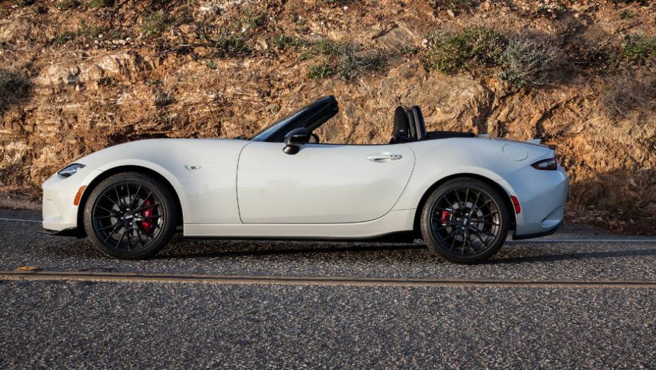 Modelo pesa 1057 kg e 68 kg a menos do que o antecessor | <a href="https://gutenberg.quatrorodas.abril.com.br/noticias/saloes/new-york-2015/mazda-divulga-novo-mx-5-miata-club-852338.shtml" rel="migration">Leia mais</a>