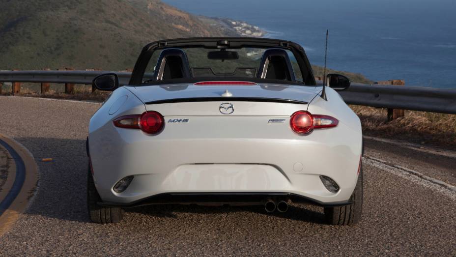 Proprietários podem optar pelo upgrade contendo: freios Brembo, rodas BBS de 17 polegadas e kit aerodinâmico | <a href="https://gutenberg.quatrorodas.abril.com.br/noticias/saloes/new-york-2015/mazda-divulga-novo-mx-5-miata-club-852338.shtml" rel="migration">Leia mais</a> Proprietários podem optar pelo upgrade contendo: freios Brembo, rodas BBS de 17 polegadas e kit aerodinâmico | <a href="https://gutenberg.quatrorodas.abril.com.br/noticias/saloes/new-york-2015/mazda-divulga-novo-mx-5-miata-club-852338.shtml" rel="migration">Leia mais</a>