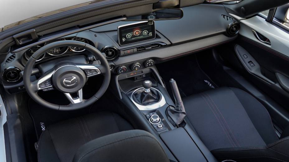 Versão topo de linha apresenta monitor toucscreen de 7 polegadas, sistema multimídia e navegação via satélite | <a href="https://gutenberg.quatrorodas.abril.com.br/noticias/saloes/new-york-2015/mazda-divulga-novo-mx-5-miata-club-852338.shtml" rel="migration">Leia mais</a> Versão topo de linha apresenta monitor toucscreen de 7 polegadas, sistema multimídia e navegação via satélite | <a href="https://gutenberg.quatrorodas.abril.com.br/noticias/saloes/new-york-2015/mazda-divulga-novo-mx-5-miata-club-852338.shtml" rel="migration">Leia mais</a>