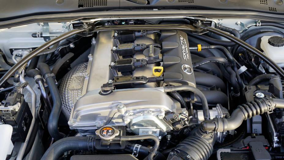 Modelo é equipado com o motor SKYACTIV-G 2.0 litros | <a href="https://gutenberg.quatrorodas.abril.com.br/noticias/saloes/new-york-2015/mazda-divulga-novo-mx-5-miata-club-852338.shtml" rel="migration">Leia mais</a>