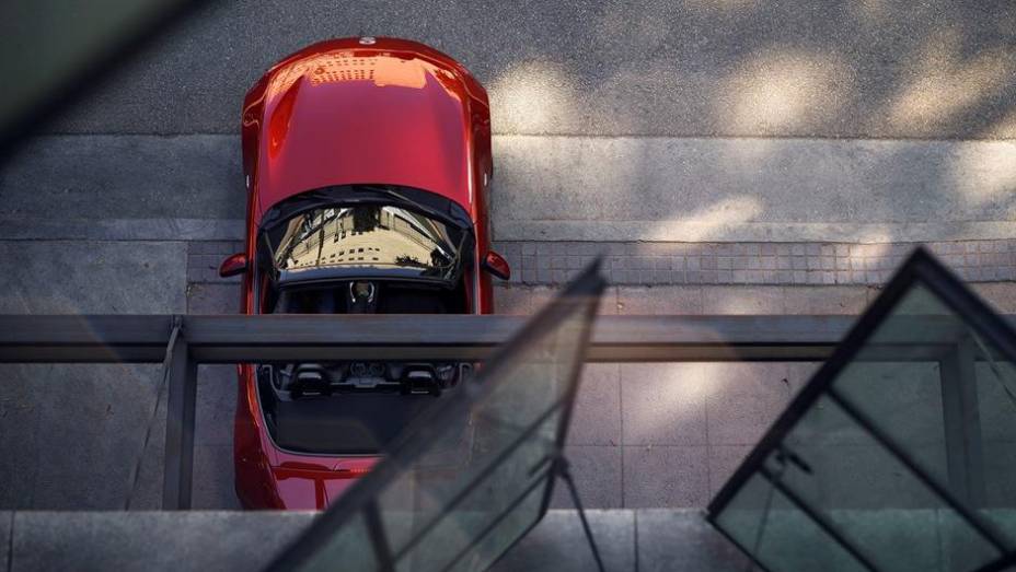 Mazda MX-5 2015 chega aos Estados Unidos | <a href="https://gutenberg.quatrorodas.abril.com.br/noticias/saloes/losangeles-2014/mazda-mx-5-chega-aos-estados-unidos-816114.shtml" rel="migration">Leia mais</a> Mazda MX-5 2015 chega aos Estados Unidos | <a href="https://gutenberg.quatrorodas.abril.com.br/noticias/saloes/losangeles-2014/mazda-mx-5-chega-aos-estados-unidos-816114.shtml" rel="migration">Leia mais</a>