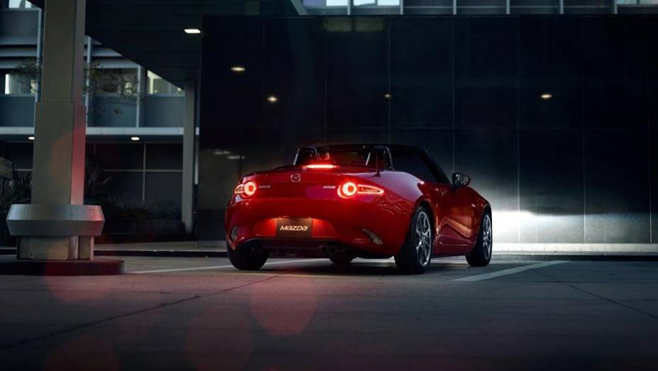 Mazda MX-5 2015 chega aos Estados Unidos | <a href="https://gutenberg.quatrorodas.abril.com.br/noticias/saloes/losangeles-2014/mazda-mx-5-chega-aos-estados-unidos-816114.shtml" rel="migration">Leia mais</a> Mazda MX-5 2015 chega aos Estados Unidos | <a href="https://gutenberg.quatrorodas.abril.com.br/noticias/saloes/losangeles-2014/mazda-mx-5-chega-aos-estados-unidos-816114.shtml" rel="migration">Leia mais</a>