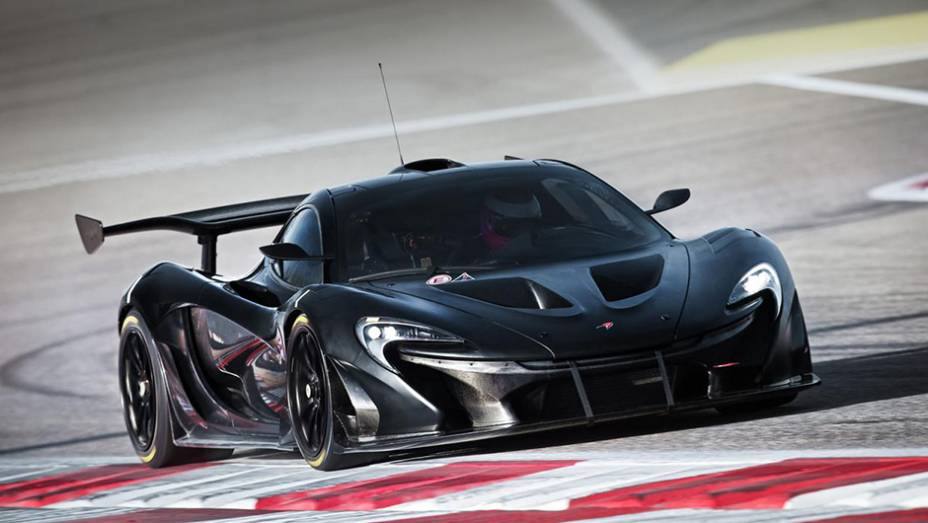 Hipercarro oferece 1000 cv e atinge até 350 km/h | <a href="https://gutenberg.quatrorodas.abril.com.br/noticias/fabricantes/mclaren-revela-gtr-p1-volante-f1-807366.shtml" rel="migration">Leia mais</a>">Leia mais