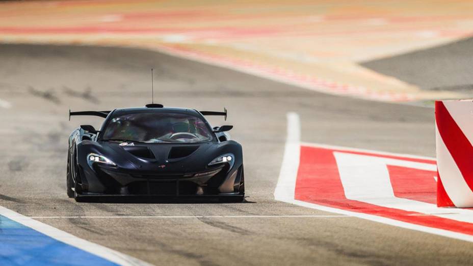 Modelo de performance traz elementos oriundos da F1 | <a href="https://gutenberg.quatrorodas.abril.com.br/noticias/fabricantes/mclaren-revela-gtr-p1-volante-f1-807366.shtmll" rel="migration">Leia mais</a>