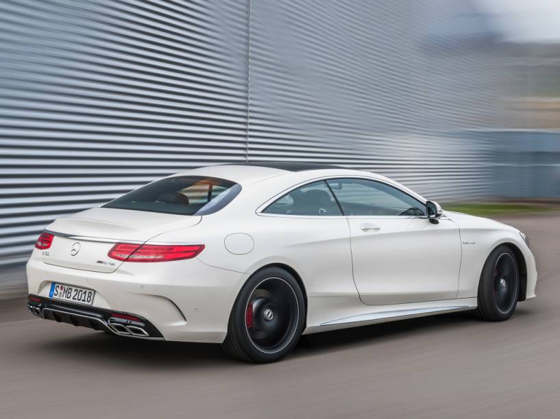<strong>Mercedes-AMG S 63 Coupé</strong> – O<a href="https://gutenberg.quatrorodas.abril.com.br/materia/mercedes-benz-s-63-amg-coupe-906380" rel="o cupê mais luxuoso da marca" target="_blank"> cupê mais luxuoso da marca</a> foi apresentado ao Brasil em sua configuração AMG. Com direito a cristais Swarovsky nos faróis, tem 585 cv de potência vindos do motor V8 5.5.