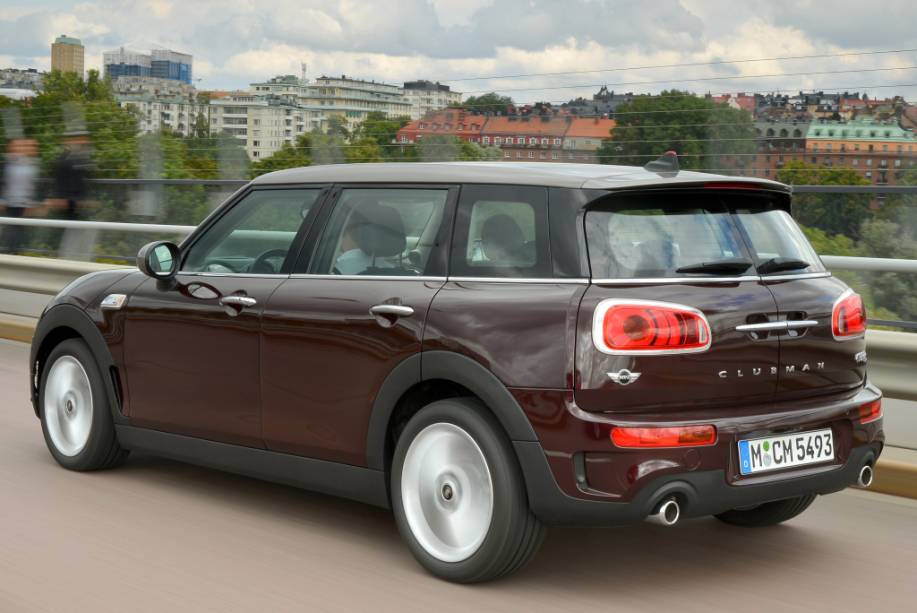 <strong>Mini Clubman</strong> – <a href="https://gutenberg.quatrorodas.abril.com.br/materia/mini-clubman-quebrador-tradicoes-chega-ao-brasil-r-179-950-924680" rel="O maior Mini já produzido chegou ao Brasil" target="_blank">O maior Mini já produzido chegou ao Brasil</a>. Com seis portas, a “perua” é vendida em versão única S com motor 2.0 turbo de 192 cv de potência e câmbio automático de oito marchas. 