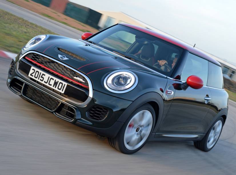 <strong>Mini John Cooper Works</strong> – <a href="https://gutenberg.quatrorodas.abril.com.br/materia/mini-cooper-john-cooper-works-912980/" rel="A versão mais apimentada do hatch" target="_blank">A versão mais apimentada do hatch</a> mostrou aos brasileiros que não é esportivo apenas na aparência: o motor 2.0 turbo de 231 cv o leva de 0 a 100 km/h em 6,2 segundos. 