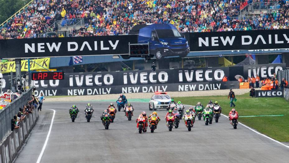 Largada em Assen | <a href="https://gutenberg.quatrorodas.abril.com.br/moto/noticias/pela-oitava-vez-consecutiva-vitoria-marquez-motogp-787522.shtml" rel="migration">Leia mais</a>