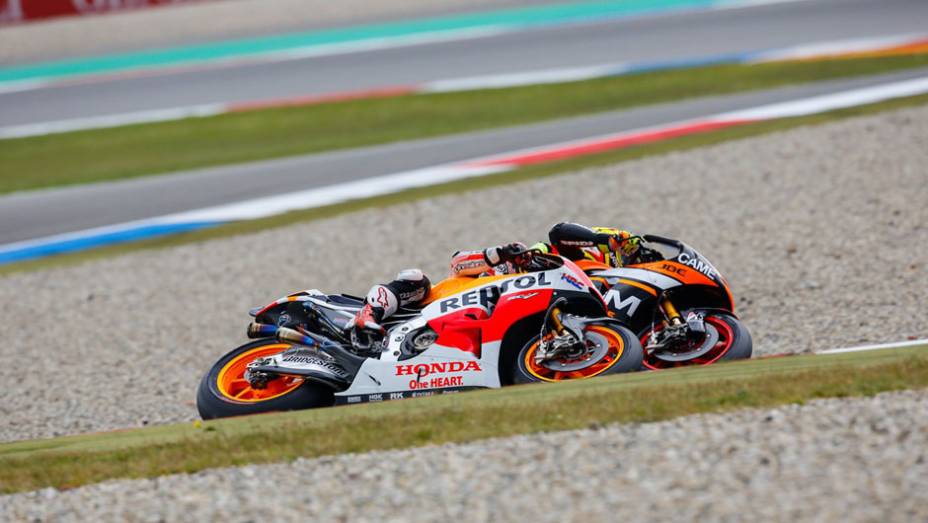 Disputa acirrada pelas melhores posições | <a href="https://gutenberg.quatrorodas.abril.com.br/moto/noticias/pela-oitava-vez-consecutiva-vitoria-marquez-motogp-787522.shtml" rel="migration">Leia mais</a>