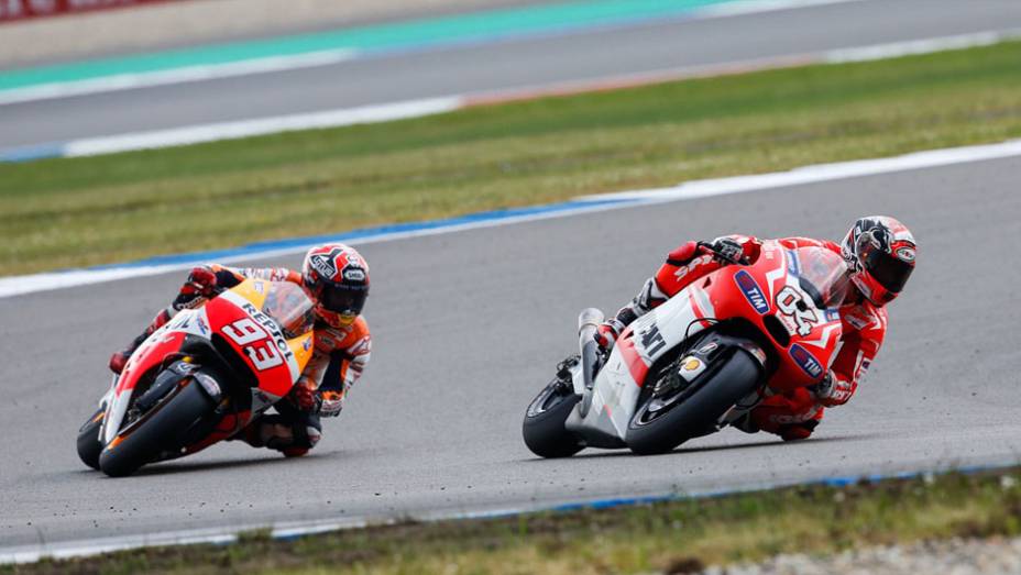 Corrida em Assen foi no sábado | <a href="https://gutenberg.quatrorodas.abril.com.br/moto/noticias/pela-oitava-vez-consecutiva-vitoria-marquez-motogp-787522.shtml" rel="migration">Leia mais</a>