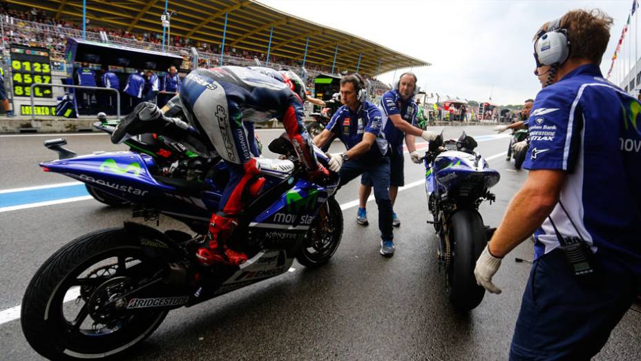 Tempo instável fez pilotos trocarem de motos durante a corrida | <a href="https://gutenberg.quatrorodas.abril.com.br/moto/noticias/pela-oitava-vez-consecutiva-vitoria-marquez-motogp-787522.shtml" rel="migration">Leia mais</a>