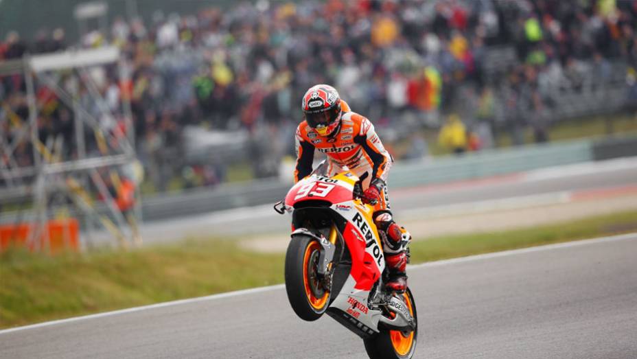 Márquez, oito vitórias no ano | <a href="https://gutenberg.quatrorodas.abril.com.br/moto/noticias/pela-oitava-vez-consecutiva-vitoria-marquez-motogp-787522.shtml" rel="migration">Leia mais</a>