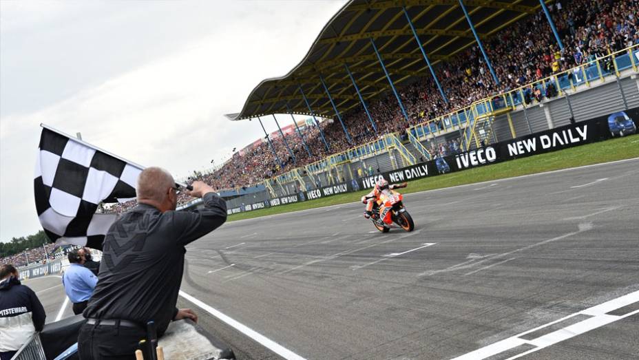 Marc cruza a linha de chegada! | <a href="https://gutenberg.quatrorodas.abril.com.br/moto/noticias/pela-oitava-vez-consecutiva-vitoria-marquez-motogp-787522.shtml" rel="migration">Leia mais</a>