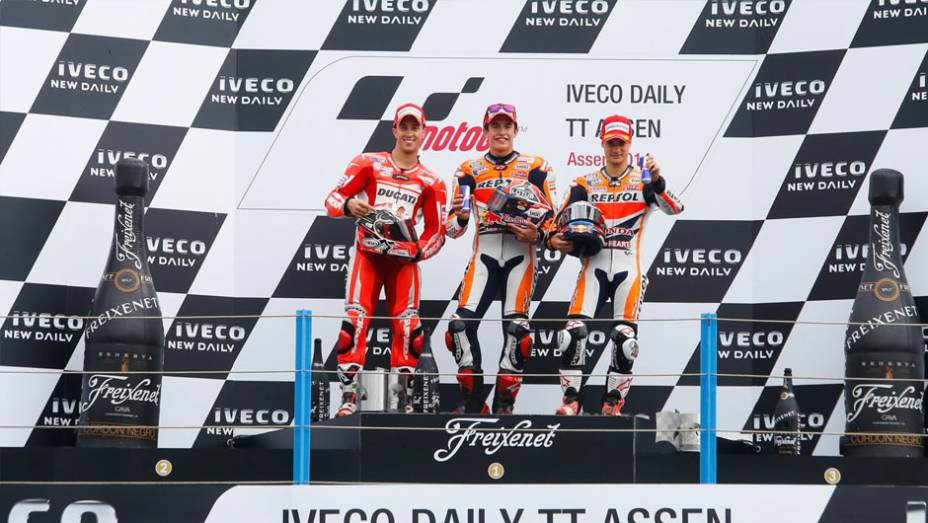 Pódio em Assen, na Holanda | <a href="https://gutenberg.quatrorodas.abril.com.br/moto/noticias/pela-oitava-vez-consecutiva-vitoria-marquez-motogp-787522.shtml" rel="migration">Leia mais</a>