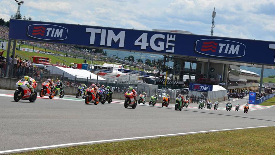 Largada da etapa em Mugello | <a href="https://gutenberg.quatrorodas.abril.com.br/moto/noticias/marquez-bate-lorenzo-briga-acirrada-garante-sexta-vitoria-784758.shtml" rel="migration">Leia mais</a>