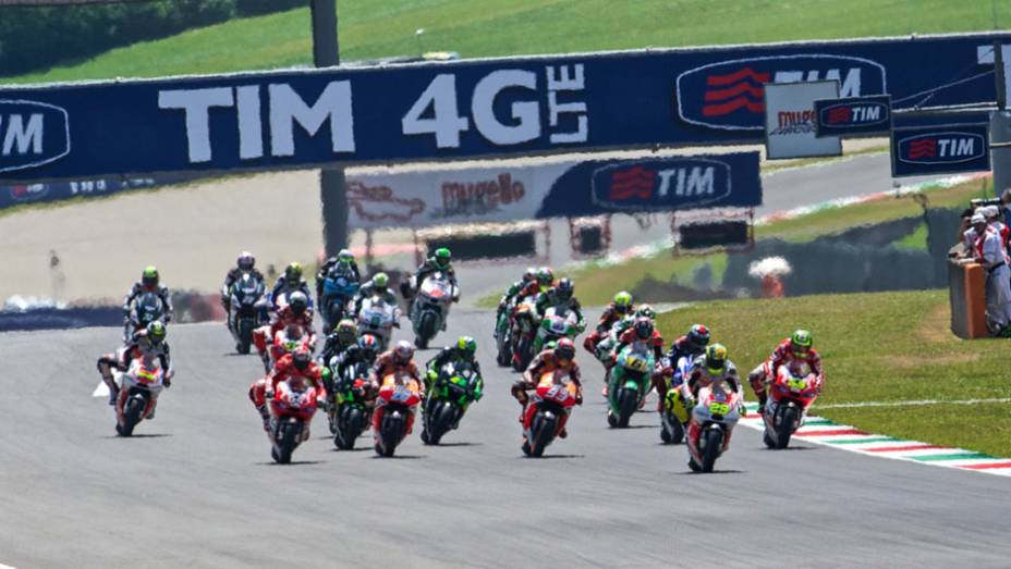 Largada da etapa em Mugello | <a href="https://gutenberg.quatrorodas.abril.com.br/moto/noticias/marquez-bate-lorenzo-briga-acirrada-garante-sexta-vitoria-784758.shtml" rel="migration">Leia mais</a>