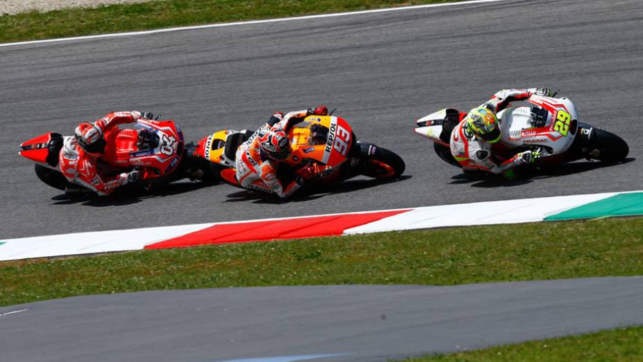 Corrida inteira acirrada da MotoGP na Itália | <a href="https://gutenberg.quatrorodas.abril.com.br/moto/noticias/marquez-bate-lorenzo-briga-acirrada-garante-sexta-vitoria-784758.shtml" rel="migration">Leia mais</a>