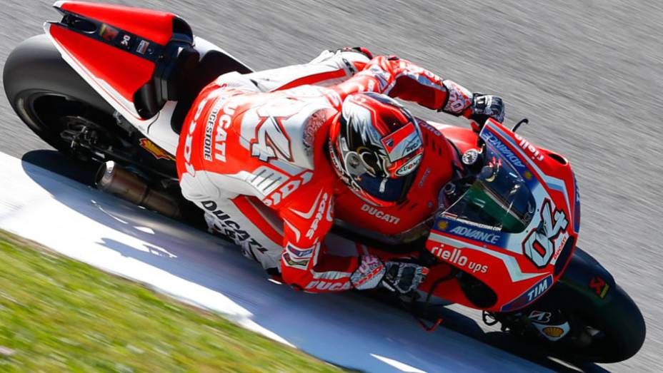 Andrea Dovizioso da Ducati | <a href="https://gutenberg.quatrorodas.abril.com.br/moto/noticias/marquez-bate-lorenzo-briga-acirrada-garante-sexta-vitoria-784758.shtml" rel="migration">Leia mais</a>