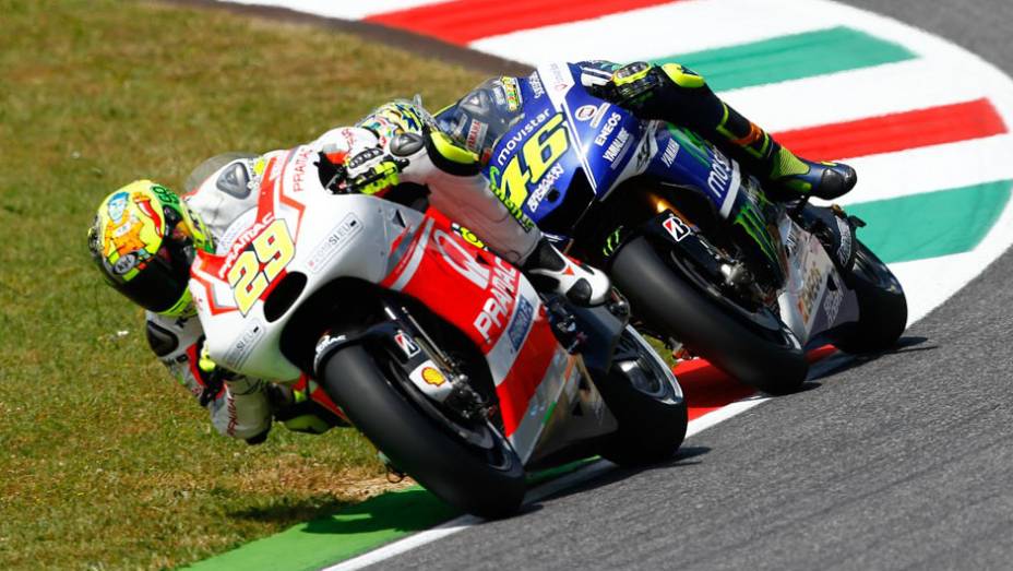 Andrea Iannone e Valentino Rossi em ação | <a href="https://gutenberg.quatrorodas.abril.com.br/moto/noticias/marquez-bate-lorenzo-briga-acirrada-garante-sexta-vitoria-784758.shtml" rel="migration">Leia mais</a>