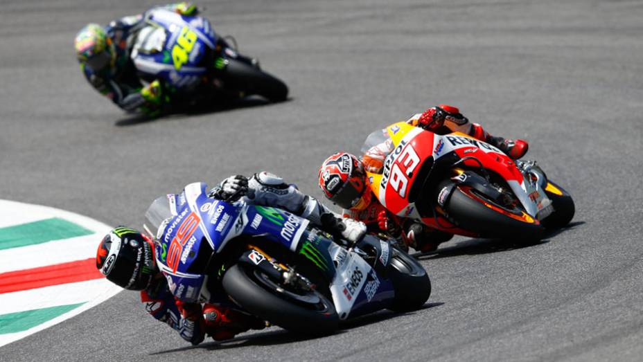 Lorenzo, Márquez e Valentino | <a href="https://gutenberg.quatrorodas.abril.com.br/moto/noticias/marquez-bate-lorenzo-briga-acirrada-garante-sexta-vitoria-784758.shtml" rel="migration">Leia mais</a>