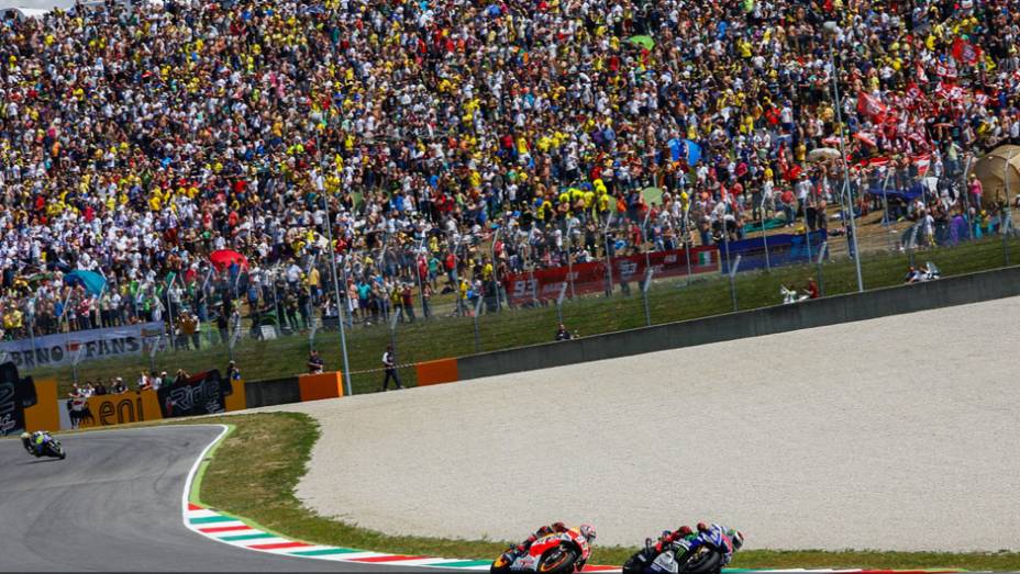 Torcida lotou a pista italiana e acompanhou grande disputa pela vitória | <a href="https://gutenberg.quatrorodas.abril.com.br/moto/noticias/marquez-bate-lorenzo-briga-acirrada-garante-sexta-vitoria-784758.shtml" rel="migration">Leia mais</a>