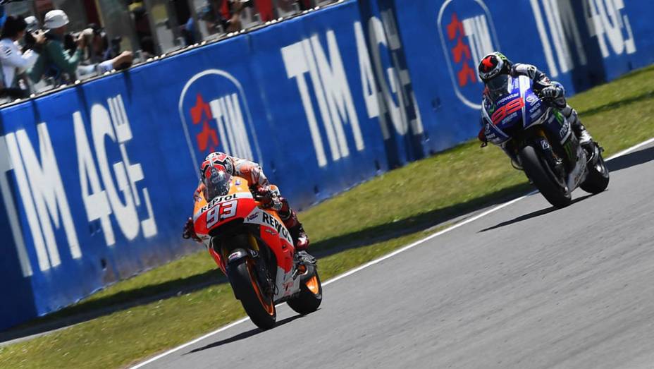 No final Márquez levou a melhor e venceu a sexta seguida no ano | <a href="https://gutenberg.quatrorodas.abril.com.br/moto/noticias/marquez-bate-lorenzo-briga-acirrada-garante-sexta-vitoria-784758.shtml" rel="migration">Leia mais</a>