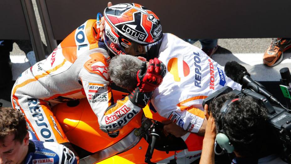 Marc Márquez comemora vitória com equipe Honda | <a href="https://gutenberg.quatrorodas.abril.com.br/moto/noticias/marquez-bate-lorenzo-briga-acirrada-garante-sexta-vitoria-784758.shtml" rel="migration">Leia mais</a>