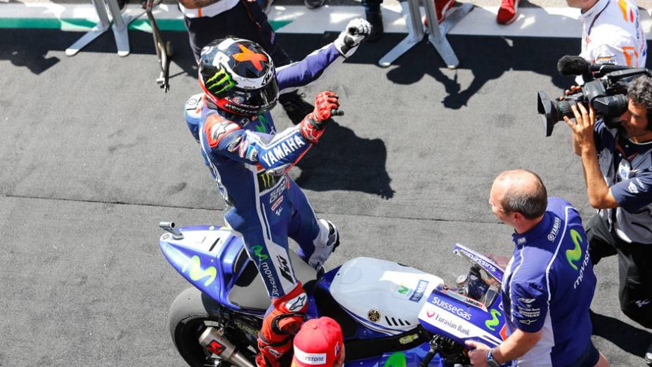 Lorenzo festeja segundo lugar com sua Yamaha | <a href="https://gutenberg.quatrorodas.abril.com.br/moto/noticias/marquez-bate-lorenzo-briga-acirrada-garante-sexta-vitoria-784758.shtml" rel="migration">Leia mais</a>