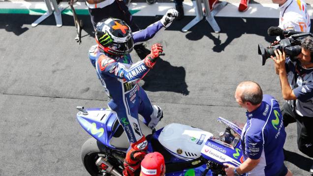 Lorenzo festeja segundo lugar com sua Yamaha | <a href="https://gutenberg.quatrorodas.abril.com.br/moto/noticias/marquez-bate-lorenzo-briga-acirrada-garante-sexta-vitoria-784758.shtml" rel="migration">Leia mais</a> Lorenzo festeja segundo lugar com sua Yamaha | <a href="https://gutenberg.quatrorodas.abril.com.br/moto/noticias/marquez-bate-lorenzo-briga-acirrada-garante-sexta-vitoria-784758.shtml" rel="migration">Leia mais</a>
