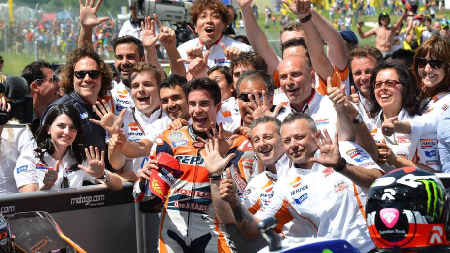 Marc Márquez e equipe Honda | <a href="https://gutenberg.quatrorodas.abril.com.br/moto/noticias/marquez-bate-lorenzo-briga-acirrada-garante-sexta-vitoria-784758.shtml" rel="migration">Leia mais</a>